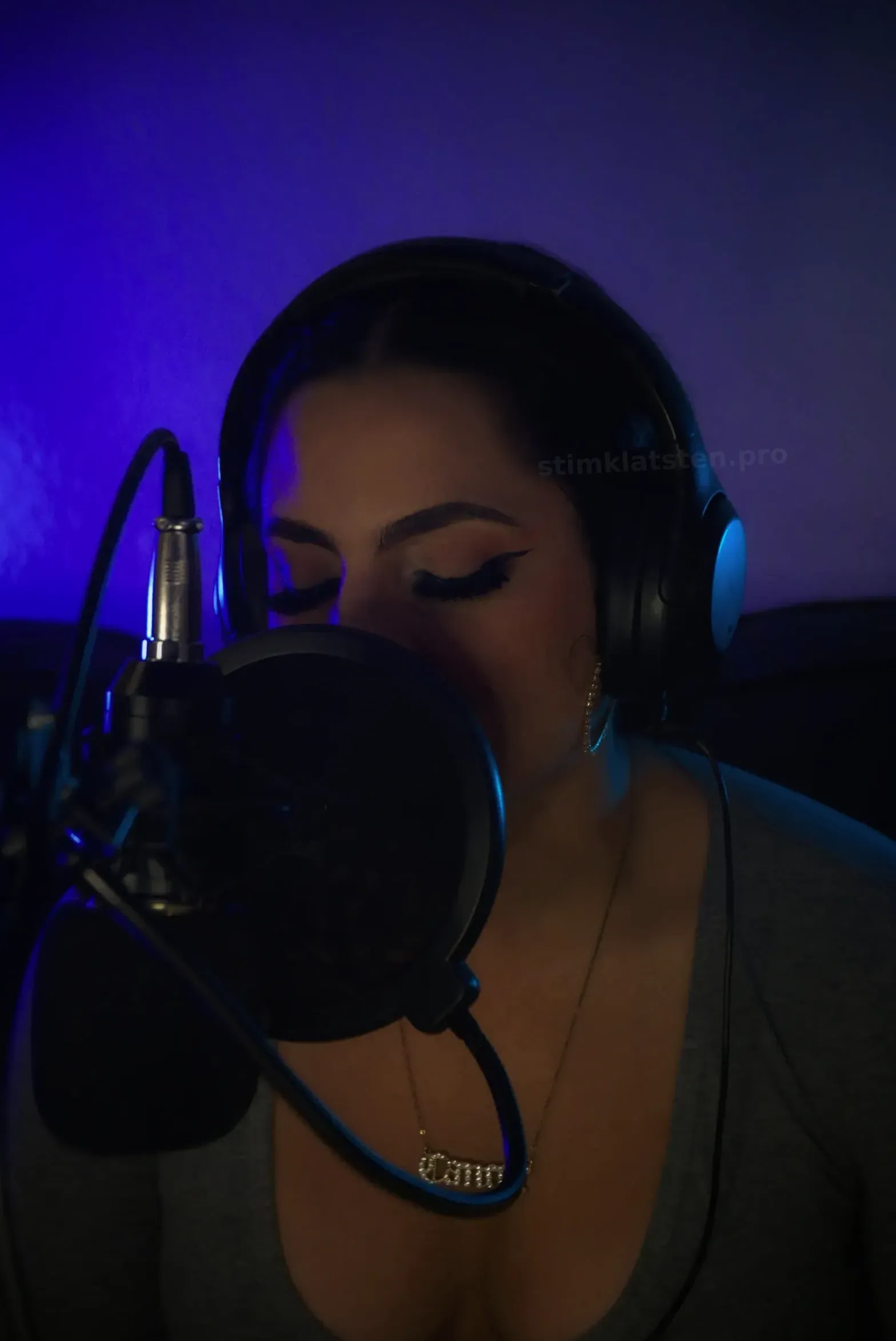 Cabina de locución y grabación de voz con estudio de audio profesional en Stimklatsten.pro
